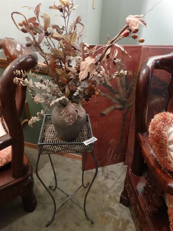 lot 353 image: Metal Plant Stand wArrangement in Vase.