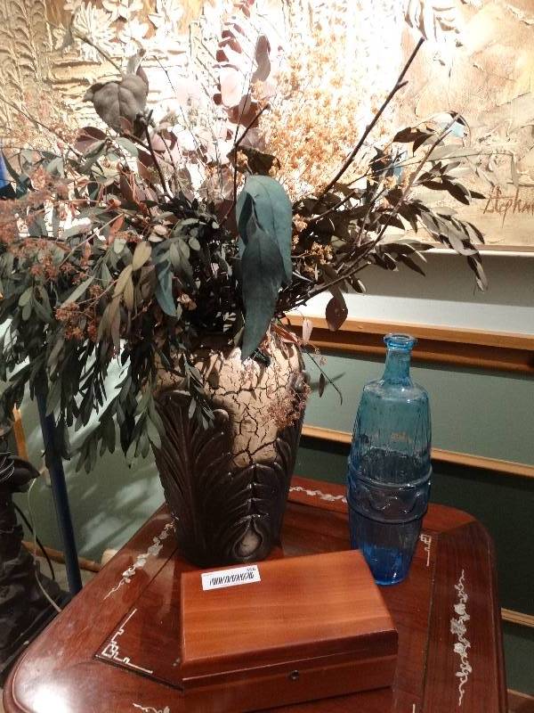 lot 356 image: Large Vase wArrangement, Blue Glass Vase, Small Lane Wood Trinket Box.