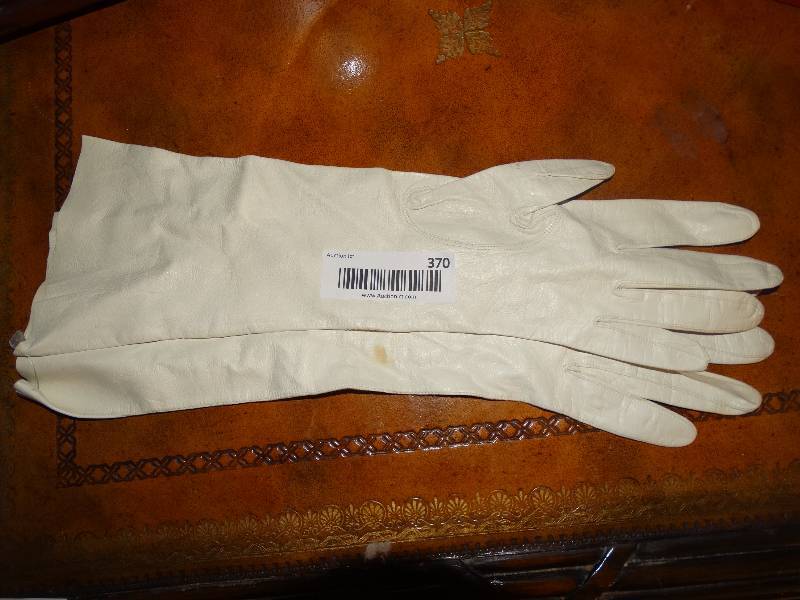 lot 370 image: Womens Formal Full Length White Leather Gloves.