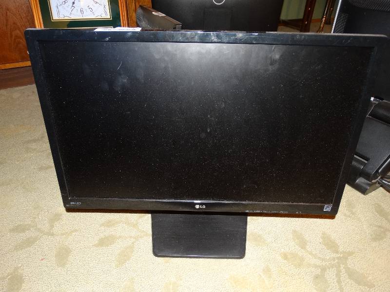 lot 378 image: LG Computer Monitor wCords.