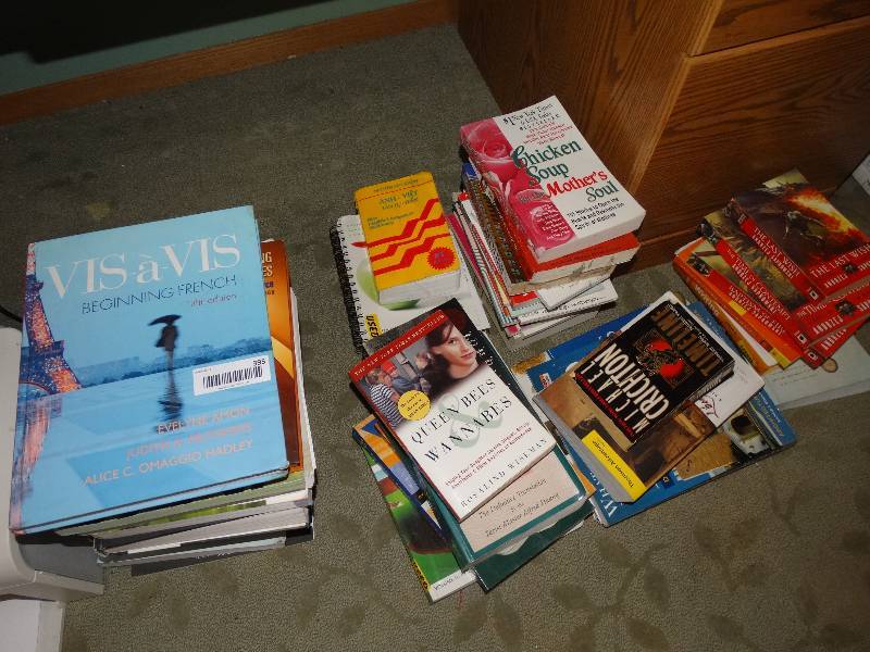lot 395 image: Large Lot of Hardback & Soft Back Books and Manuals.