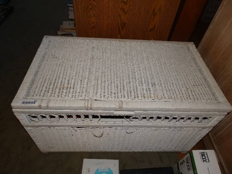 lot 404 image: Large White Wicker Trunk wToys & Kids Books.
