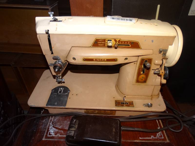 lot 408 image: Vintage Singer Sewing Machine.