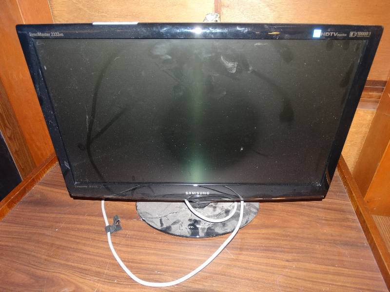 lot 413 image: Samsung Flat Screen TV on Stand.