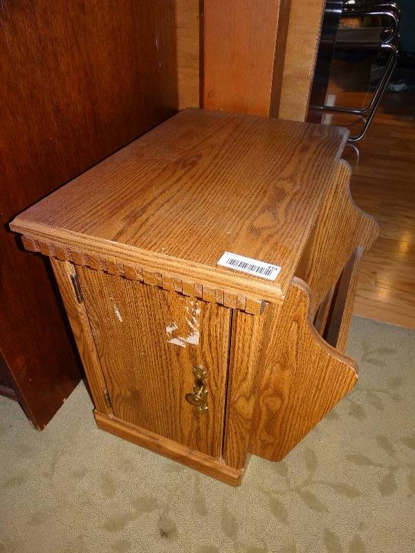 lot 414 image: End Table wMagazine Rack & Under Storage.