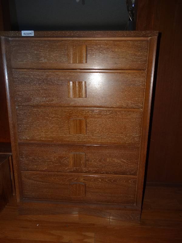 lot 425 image: Ranch Oak Style 5 Drawer Chest of Drawers - Match Lot #424.