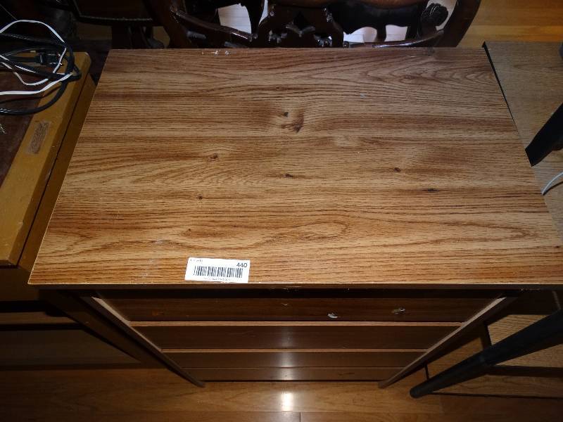 lot 440 image: Small 4-Drawer Dresser.