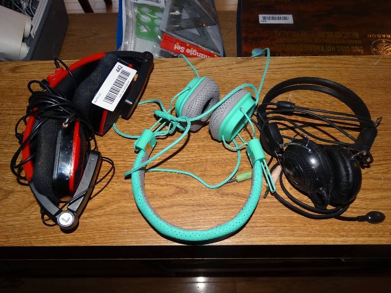 lot 442 image: Lot of 3 Pairs of Headphones.