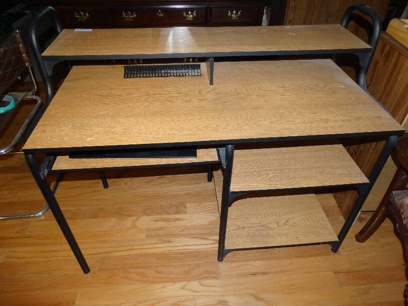 lot 443 image: Computer Desk.