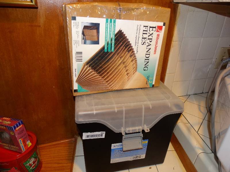 lot 462 image: File Storage Box & Unopened Pack of Expandable Files.