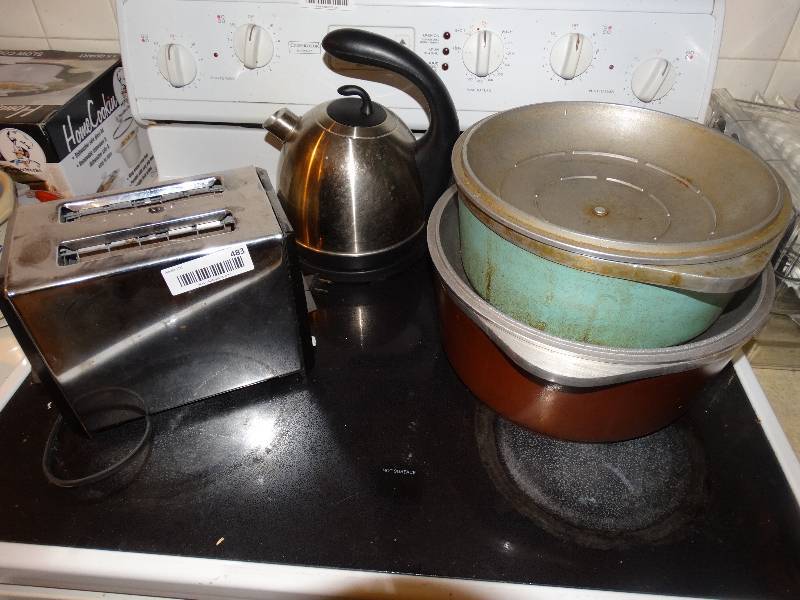 lot 483 image: Toaster, Electric Teapot, 2 Club Roasters.