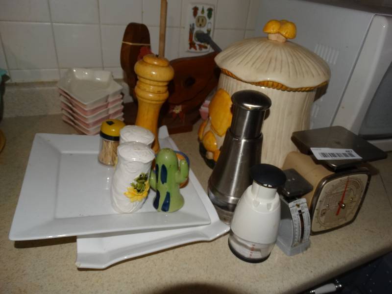 lot 487 image: Kitchen Scales, Cookie Jar, Choppers, Serving Dishes, Shakers, Paper Towel Holder.