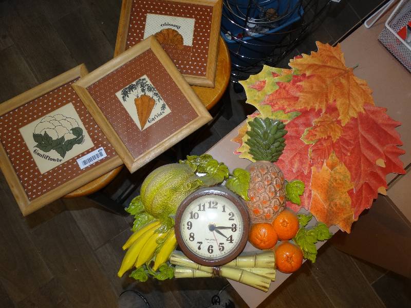 lot 498 image: Kitchen Decor, Place Mats & Wall Clock.