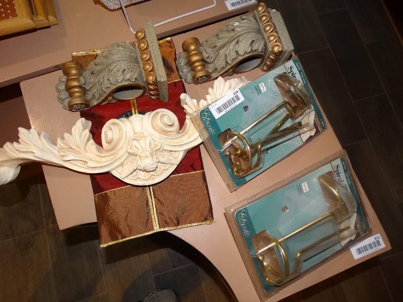 lot 499 image: Wall Decor, Fabric Pouch, 2 Sets of SwagCurtain Holders.
