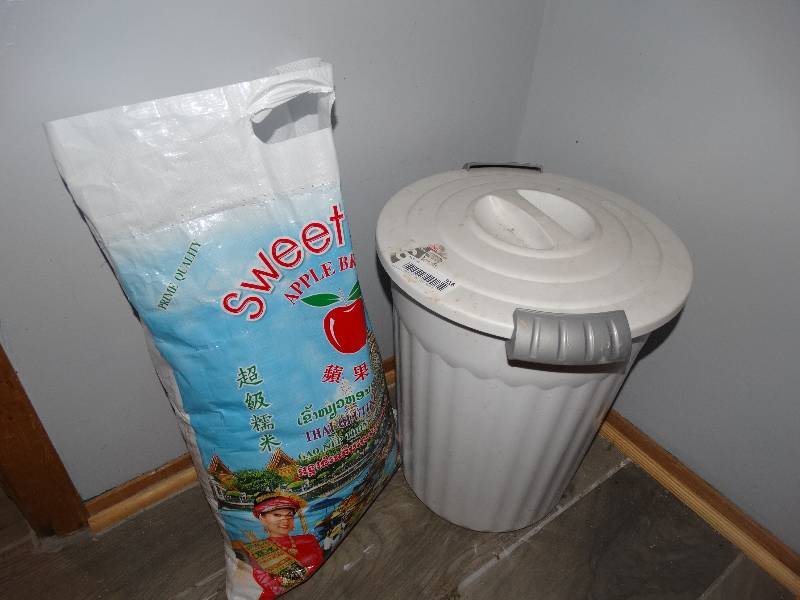 lot 916 image: Lidded Tub & Bag - Both wSweet Rice.