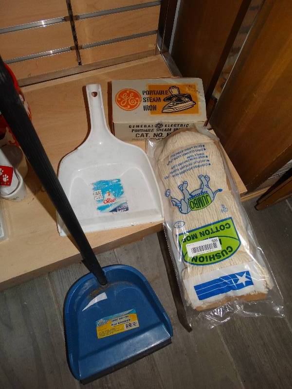 lot 926 image: Cloth Mophead, 2 Dust Pans, Portable Steam Iron.