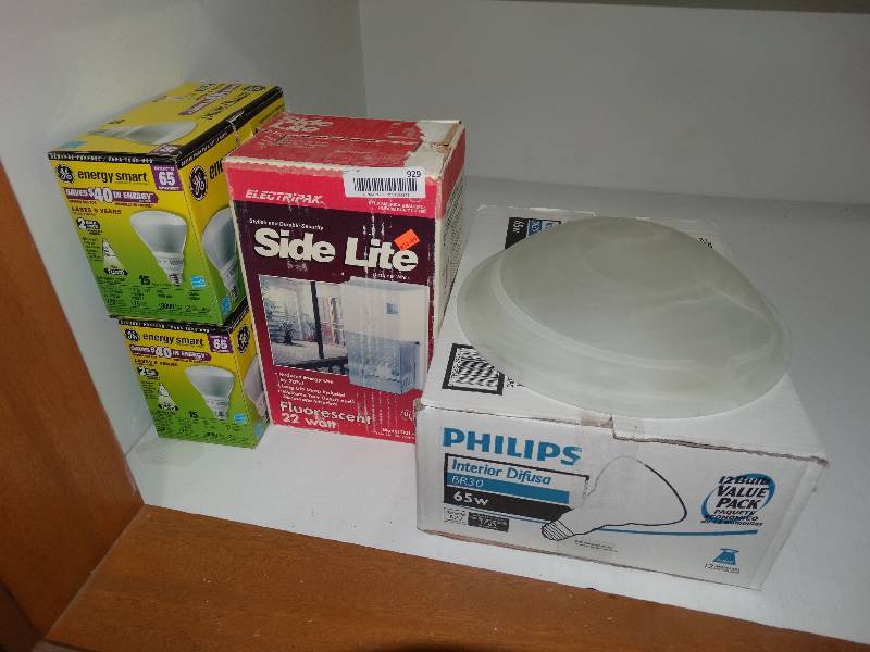 lot 929 image: Outdoor Security Side Light, Lot of 65W BR30 Light Bulbs & Glass Fixture Shade.