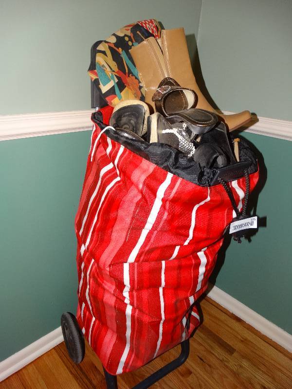 lot 935 image: Large Wheeled Duffle Bag - Full of Ladies Shoes.