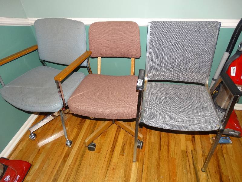 lot 939 image: Set of 3 Office Chairs - 2 on Casters.