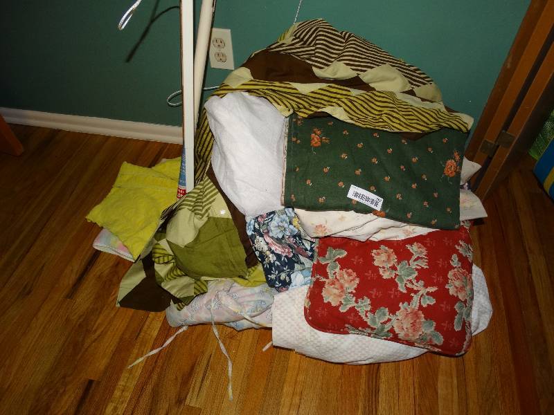 lot 947 image: Lot of Fabric, Pillows, Curtains, Rods, Bedding, Towels.