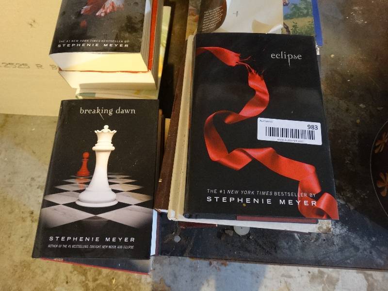 lot 983 image: Large Lot of Hardback & Softback Books.