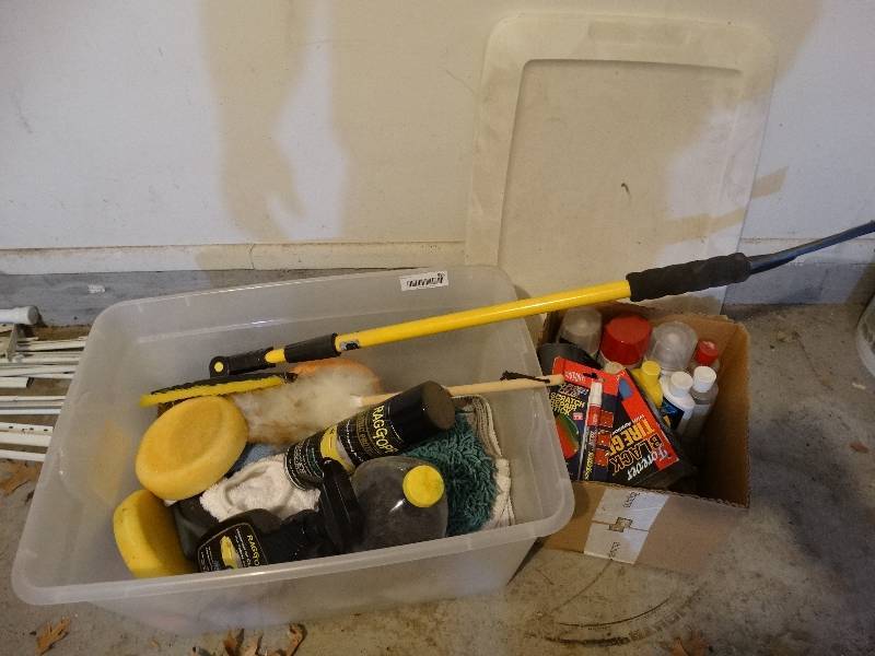 lot 986 image: Box & Lidded Tub wCar CleaningMaintenance Products.
