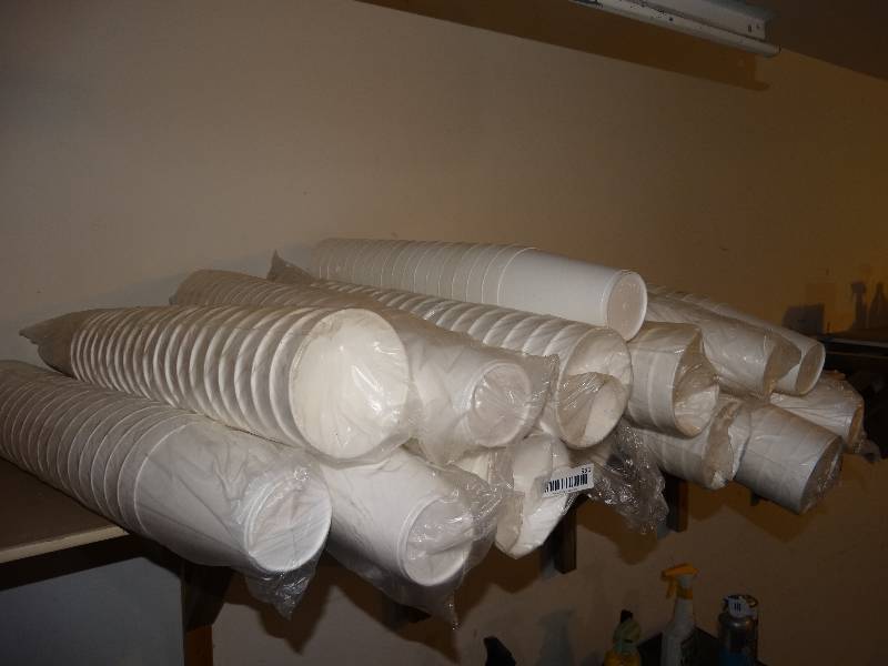 lot 991 image: Lot of HK Handi Cup 32oz. Foam Cups.