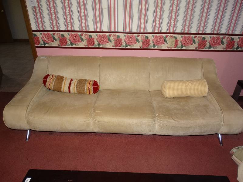 lot 997 image: Large Modern Couch wPillows.