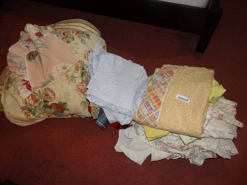 lot 999 image: Large Lot of Bedding, Blankets, Curtains.