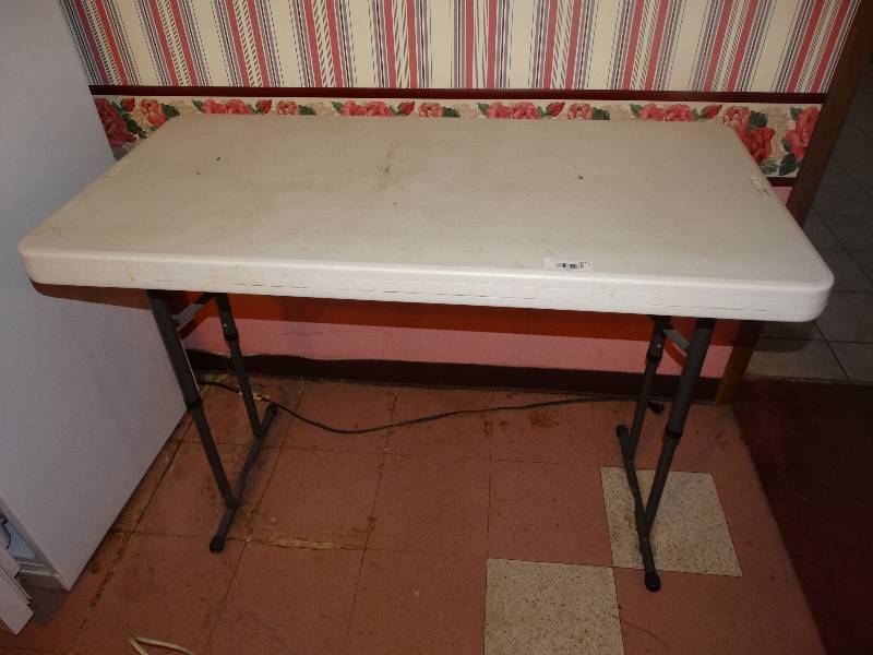 lot 1101 image: Adjustable Folding Table.