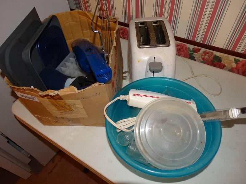 lot 1102 image: Toaster, Electric Knife, Bowl of Shot Glasses & Box of Kitchenware.