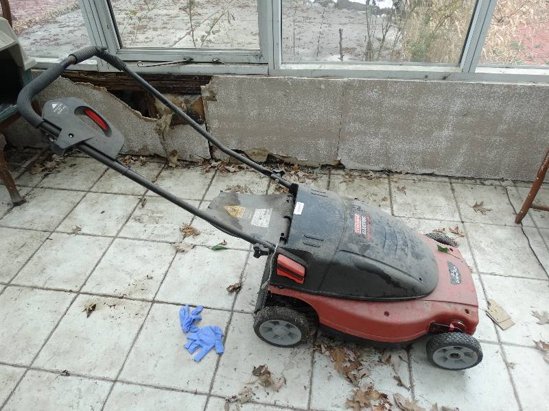 lot 1122 image: Craftsman Electric Mulching Lawn Mower - 19 inch.