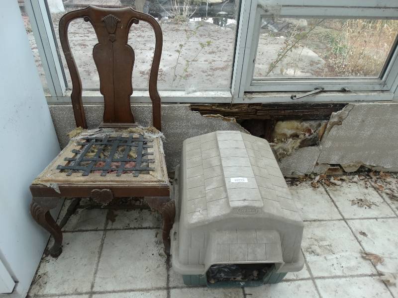 lot 1123 image: Dining Chair & Top Paw Dog House.