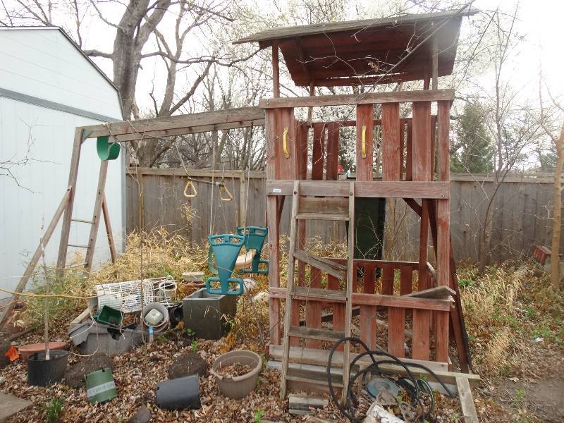 lot 1136 image: Tree HouseSwing Set Combo - Buyer Responsible for Disassembly & Removal from the Back Yard.