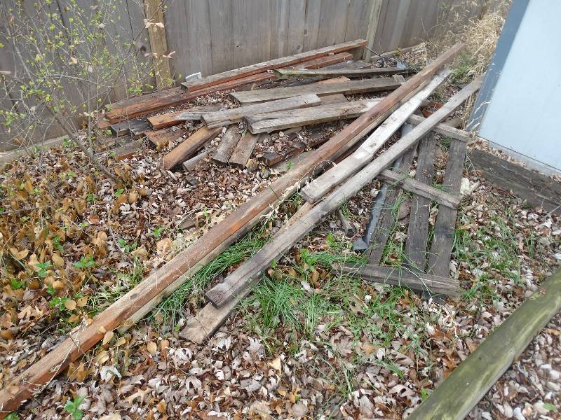 lot 1142 image: Lot of 2X4s & Scrap Wood.