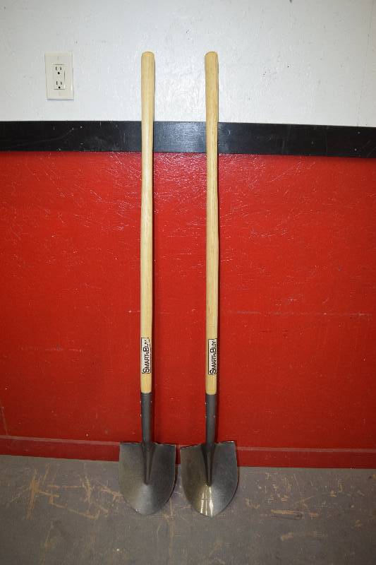 lot 26 image: 2 Smart Buy Shovels