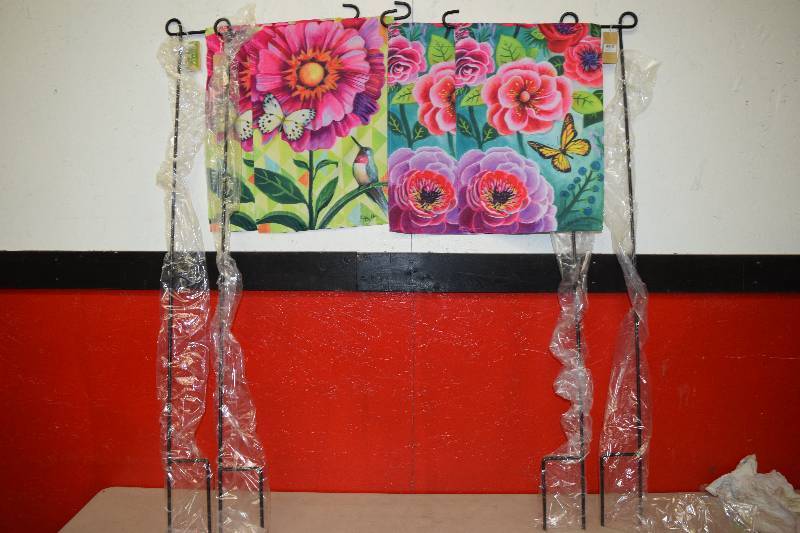 lot 245 image: 4 Meadow Creek Garden Flags