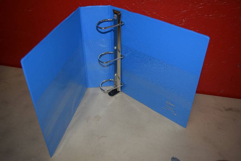 lot 282 image: 6 Avery D-Ring Binders
