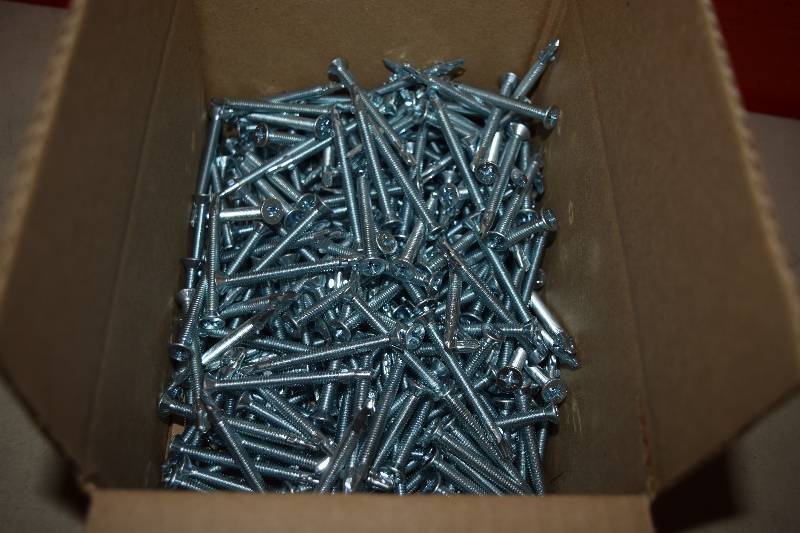 lot 324 image: 300 Grabber Flat Head #3 Phillips Recess Heavy Gauge Metal Screws