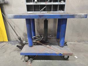 lot 48680 image: Industrial Hydraulic Lift Table with Rolling Base