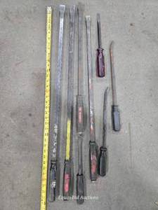 lot 49052 image: Assorted Pry Bar and Screwdriver Set&nbsp