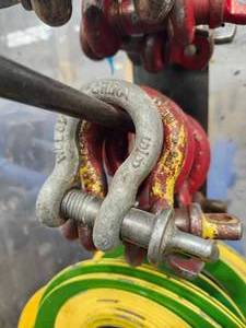 lot 36847 image: Crosby Varying Sizes Of Industrial Shackles&nbsp