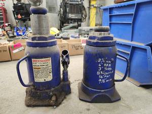 lot 49169 image: (2) Westward 20-Ton Hydraulic Bottle Jack Model 3ZC63G&nbsp