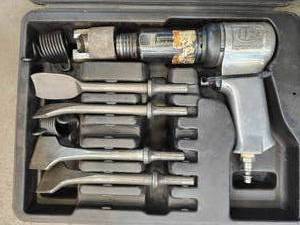 lot 49171 image: Ingersoll Rand Professional Air Hammer Kit 3JD19