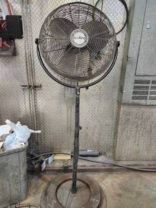 lot 49194 image: Air King Industrial Pedestal Fan Model 9420