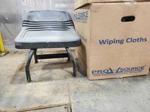 lot 36815 image: Shop Stool and Box Of Wiping Clothes.