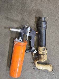 lot 49139 image: Professional Pneumatic Air Chisel and Spray Gun Set