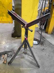 lot 34223 image: Adjustable Pipe Roller Stand&nbsp