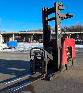 lot 19 image: Raymond 740-R45TT Reach Truck Forklift