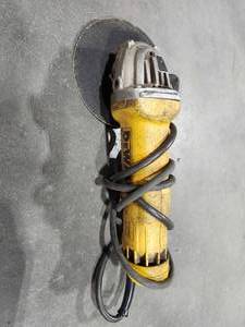 lot 49231 image: DeWalt DWE402 4.5 Angle Grinder - Used&nbsp